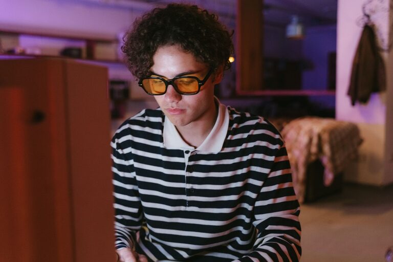 How to Protect Your Eyes During Screen Time